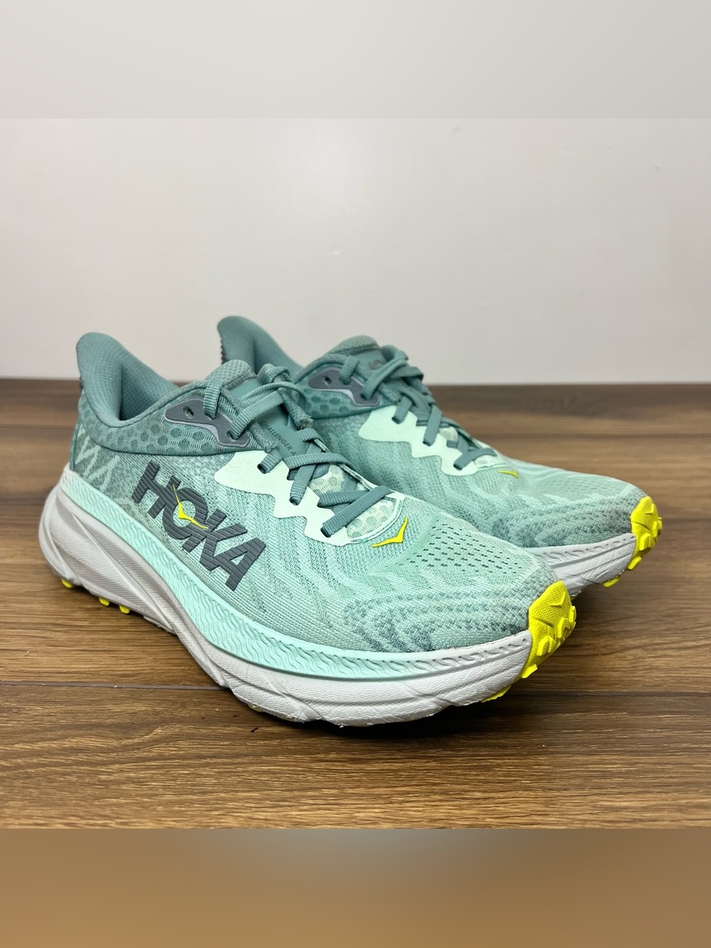 Hoka One One Challenger ATR 7 Women’s Size 7 B Green Athletic Running Shoes - Picture 2 of 13